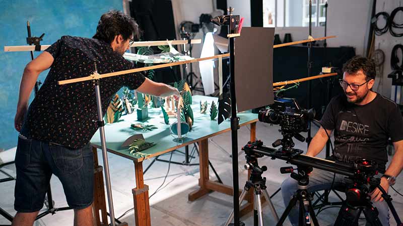 Por qué las agencias líderes migran a modelos de producción audiovisual satelital 1 - Dosis Video Marketing - Productora Audiovisual Rodaje grabacion productora audiovisual DOSIS Videomarketing